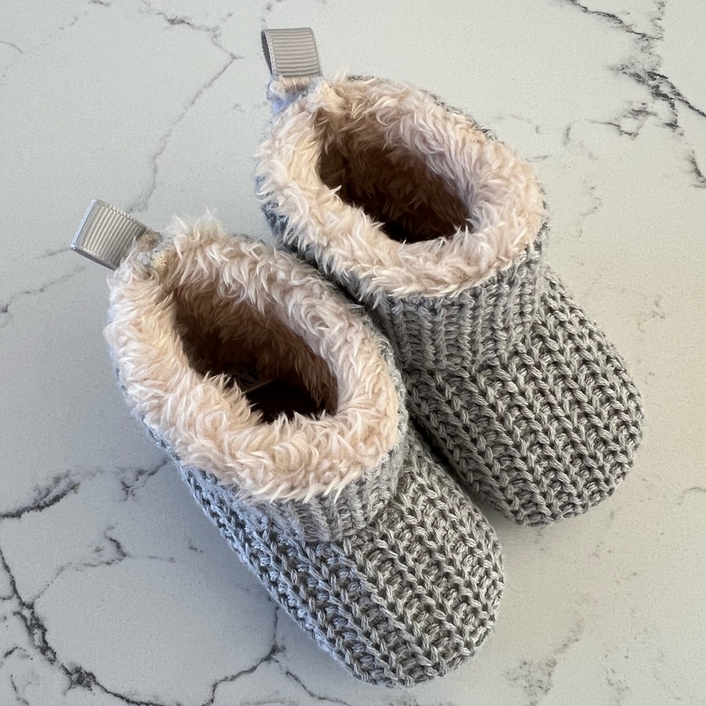 NWOT Baby Gap Knit Sherpa Lined Booties - Picture 2 of 4